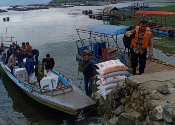 Lintasi Danau Toba, Personil Polres Simalungun Berjuang Mengamankan Logistik Pemilu 2024 