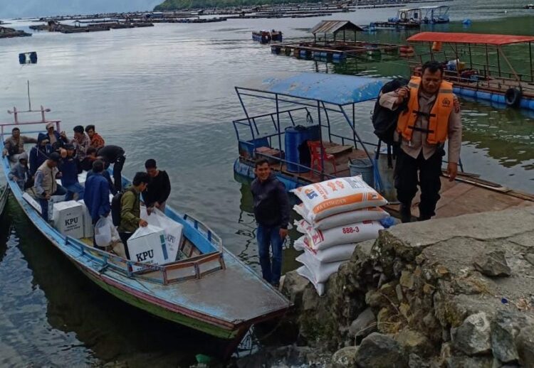 Lintasi Danau Toba, Personil Polres Simalungun Berjuang Mengamankan Logistik Pemilu 2024 Lintasi Danau Toba, Personil Polres Simalungun Berjuang Mengamankan Logistik Pemilu 2024