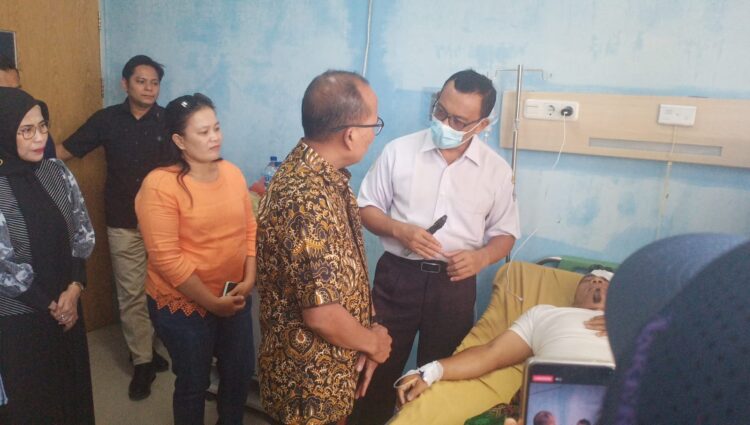 Pj Bupati Tapteng Jenguk Korban Pengeroyokan Di RSUD Pandan
