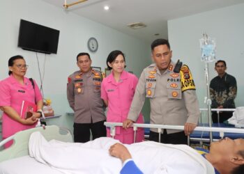 Kapolres Pematangsiantar Jenguk Personil Yang Drop Sepulang Tugas Pengamanan di PPK