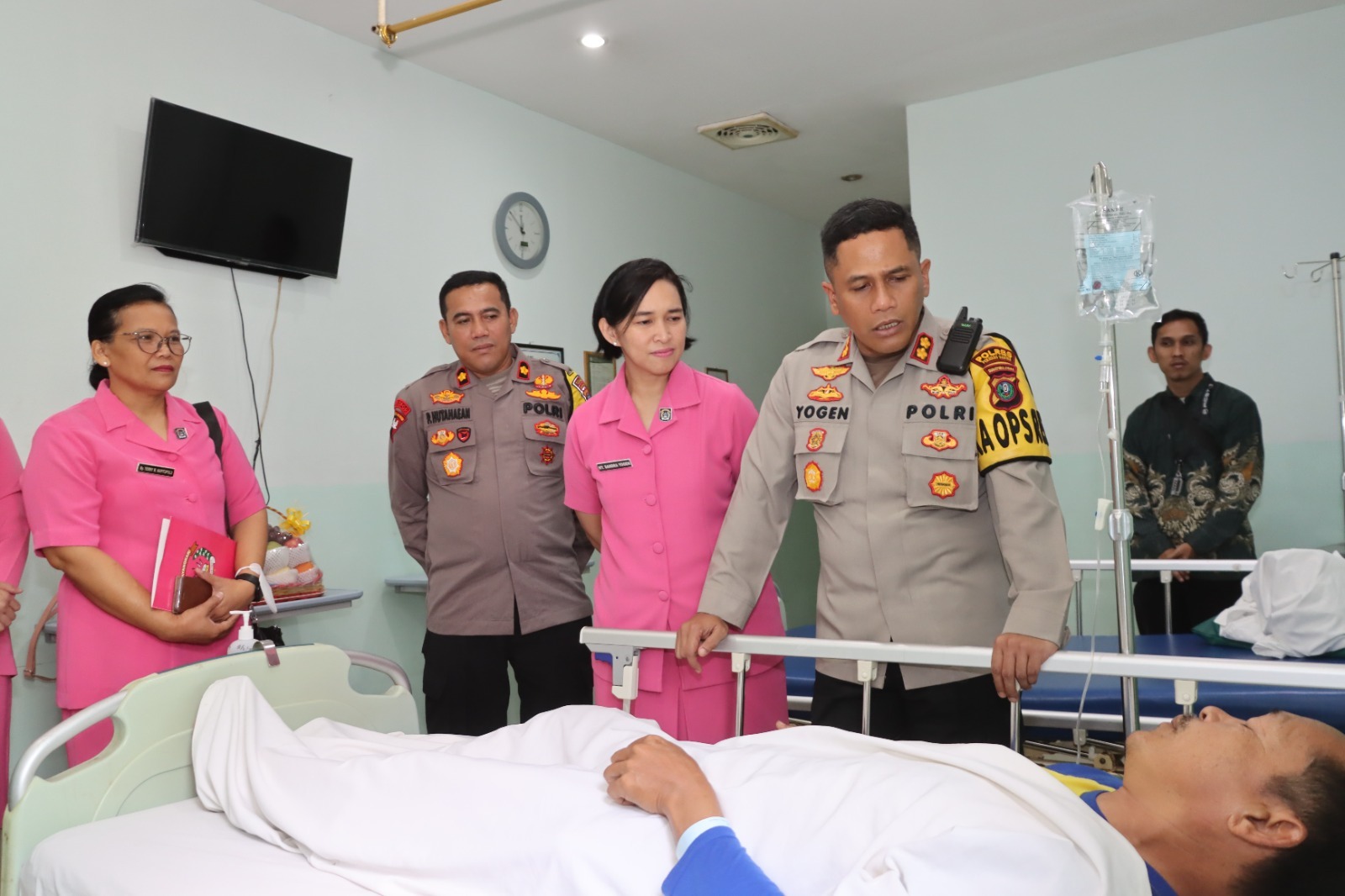 Kapolres Pematangsiantar Jenguk Personil Yang Drop Sepulang Tugas Pengamanan di PPK Kapolres Pematangsiantar Jenguk Personil Yang Drop Sepulang Tugas Pengamanan di PPK