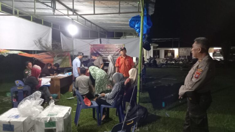 Polsek Siantar Barat dan Perangkat Kelurahan Bagikan Bansos Kepada Lansia