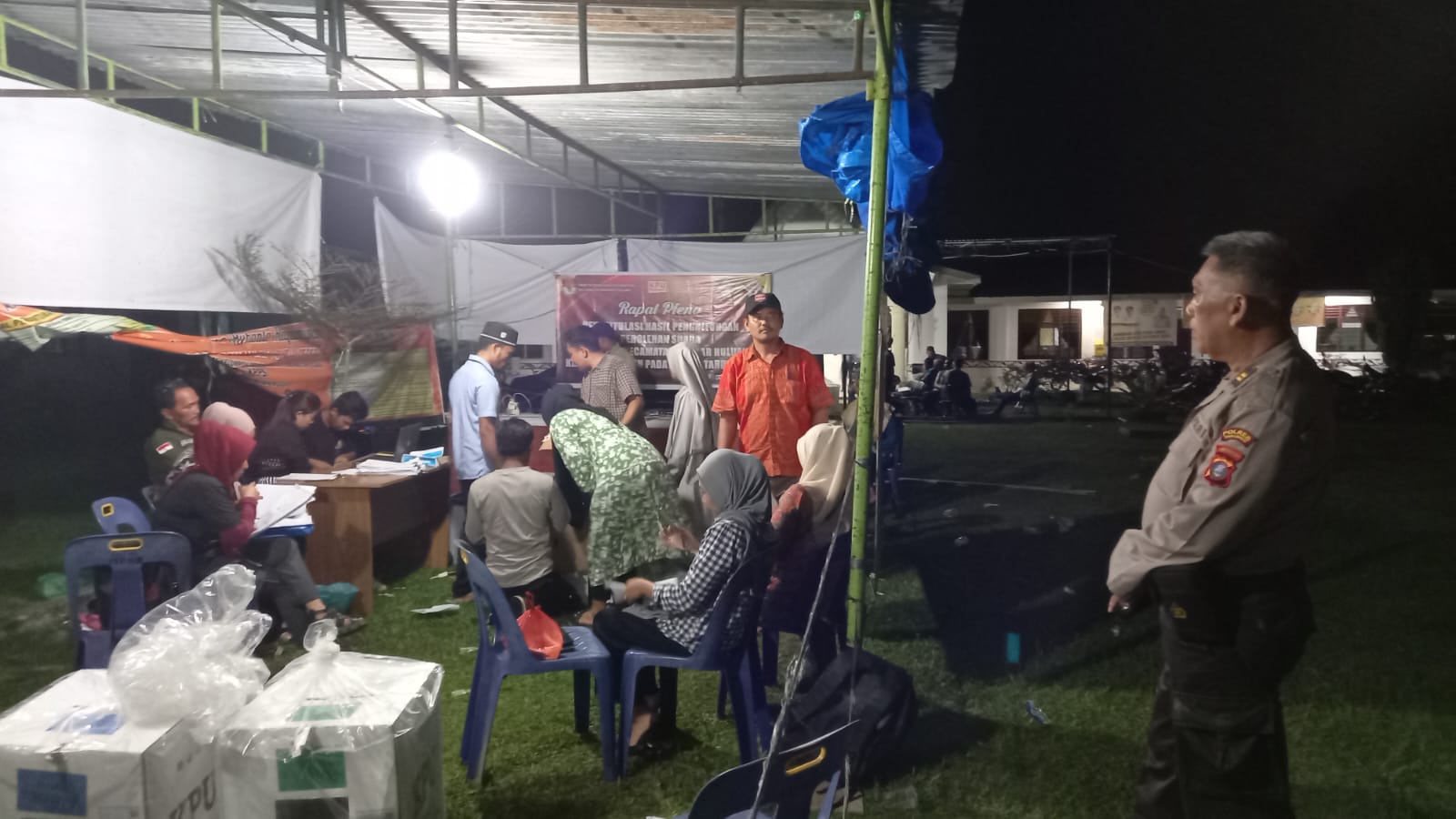 Polsek Siantar Barat dan Perangkat Kelurahan Bagikan Bansos Kepada Lansia Polsek Siantar Barat dan Perangkat Kelurahan Bagikan Bansos Kepada Lansia