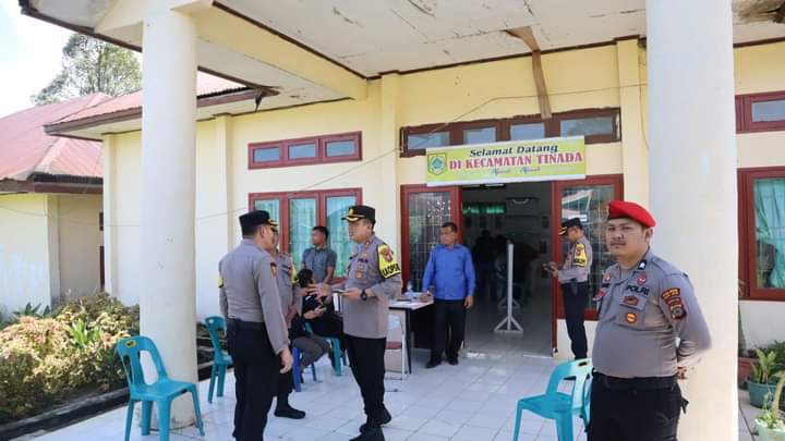 Kapolres Pakpak Bharat Pastikan  Kantor PPK yang Melakukan Perhitungan Surat Suara Berjalan Aman