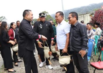Franc Bernhard Tumanggor Serahkan Bantuan Pelaksanaan Ritual Adat Menanda Tahun Kabupaten Pakpak Bharat 