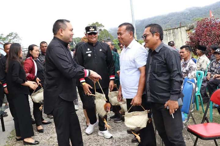 Franc Bernhard Tumanggor Serahkan Bantuan Pelaksanaan Ritual Adat Menanda Tahun Kabupaten Pakpak Bharat 