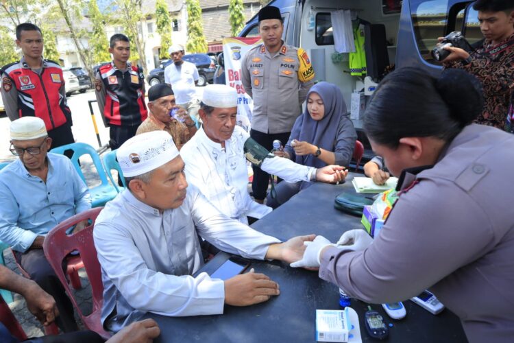 Peduli Jemaat Yang Sholat,  Polres Sibolga Gelar Pemeriksaan Kesehatan Di Mesjid Agung Sibolga