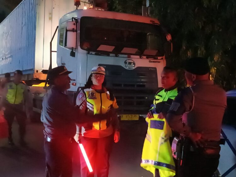 Polres Pematangsiantar Gelar Pengamanan Jalur Dan Pengawalan Truck Logistik F1H2O Menuju Toba
