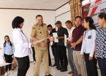 Bupati Pakpak Bharat Bagikan Puluhan Sertifikat Tanah di Kecamatan Sitellu Tali Urang Julu