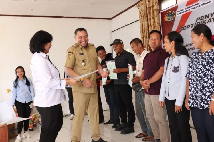 Bupati Pakpak Bharat Bagikan Puluhan Sertifikat Tanah di Kecamatan Sitellu Tali Urang Julu
