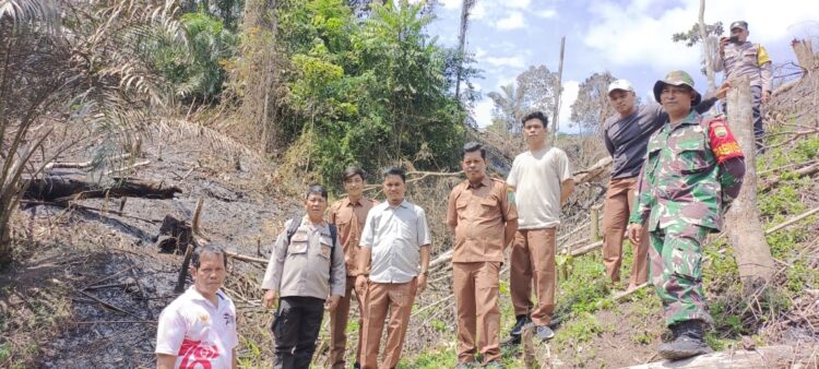 Kapolsek Silau Kahean Turun Langsung Cegah Kebakaran Lahan di Hutan Register Nagori Asih Kapolsek Silau Kahean Turun Langsung Cegah Kebakaran Lahan di Hutan Register Nagori Asih