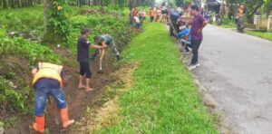 Sinergitas TNI-Polri Bersama Forkopimca Silinda Gotong Royong Bersihkan Fasilitas Umum