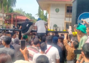 Pedagang Pasar Sibolga Kembali Unjuk Rasa Ke Kantor Walikota, Minta Tindak Pelaku Jual Beli Lapak