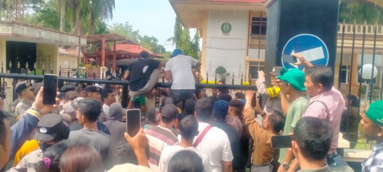 Pedagang Pasar Sibolga Kembali Unjuk Rasa Ke Kantor Walikota, Minta Tindak Pelaku Jual Beli Lapak