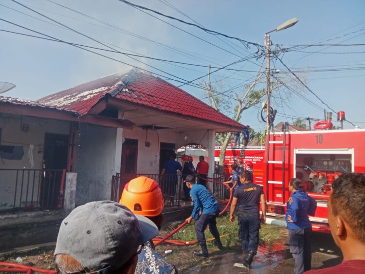5 Unit Rumah Kontrakan di Jalan Bah Birong Kiri Terbakar, Polsek Siantar Utara Olah TKP 