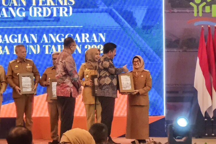 Wali Kota Siantat Menerima Hasil Bantuan Teknis RDTR Melalui ABT BA BUN Dari Menteri ATR/BPN  