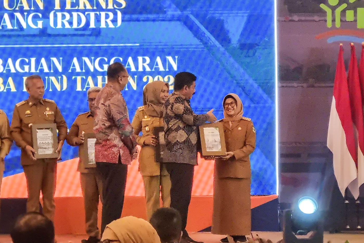 Wali Kota Siantat Menerima Hasil Bantuan Teknis RDTR Melalui ABT BA BUN Dari Menteri ATR/BPN  