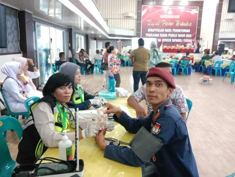 Dokkes Polres Tapteng Berikan Layanan Kesehatan Kepada Personil Pengamanan Pleno KPU Tapteng Pemilu 2024