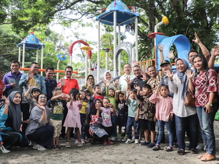 Wali Kota Siantar Resmikan  Taman Bermain Anak di Lapangan Merdeka 