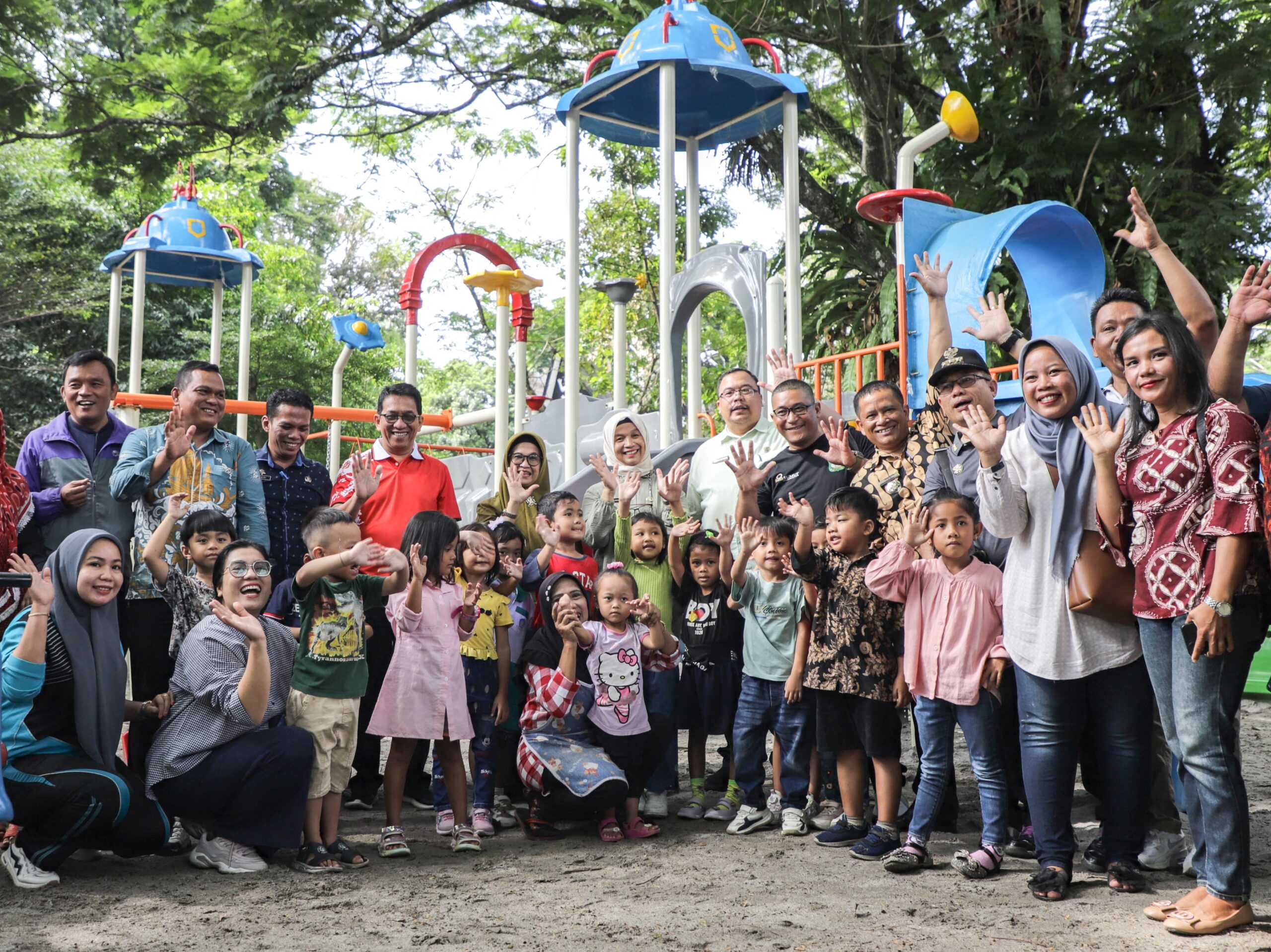 Wali Kota Siantar Resmikan Taman Bermain Anak di Lapangan Merdeka Wali Kota Siantar Resmikan Taman Bermain Anak di Lapangan Merdeka