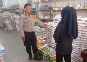 Bhabinkamtibmas Polsek Perdagangan Patroli Pastikan Stok dan Harga Sembako Stabil