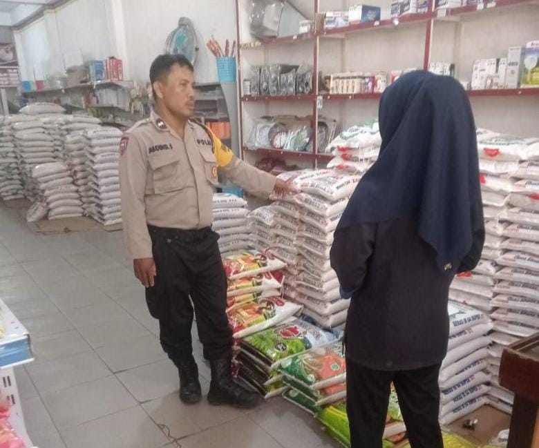 Bhabinkamtibmas Polsek Perdagangan Patroli Pastikan Stok dan Harga Sembako Stabil
