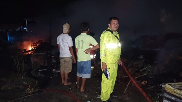 Dilalap Sijago Merah, Gudang Penyimpanan Barang Bekas di Situmeang Habinsaran Taput Rata Dengan Tanah
