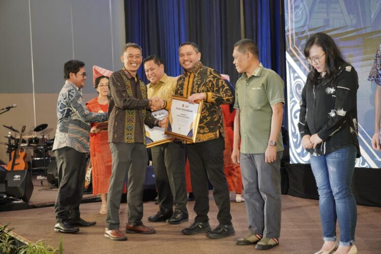 Bupati Pakpak Bharat Raih Penghargaan Pemerintah Daerah Dengan Persentase Tertinggi SPT ASN 2023