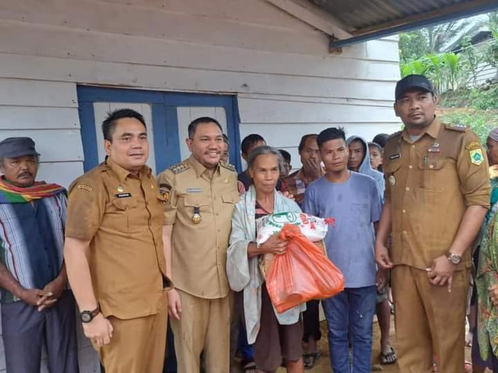 Bupati Pakpak Bharat Tinjau Jembatan Putus di Dusun Lae Mrempat Desa Malum