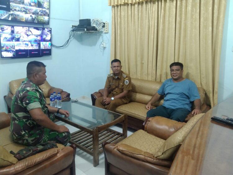 Babinsa Koramil 03/Pandan Jalin Komsos Dengan Lurah Pondok Batu