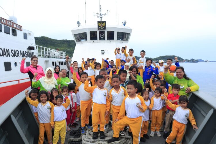 Kapolres Sibolga Kenalkan Kapal Polairud Kepada Murid TK Kemala Bhayangkari 12 