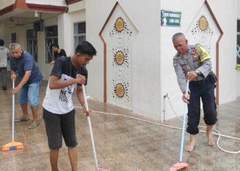 Sambut Bulan Ramadhan, Polres Sibolga Bersihkan Mesjid
