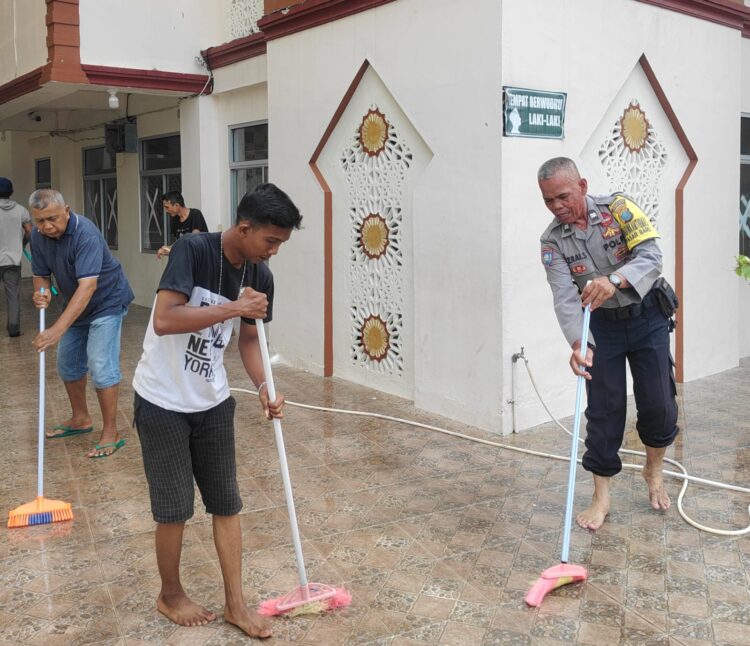 Sambut Bulan Ramadhan, Polres Sibolga Bersihkan Mesjid