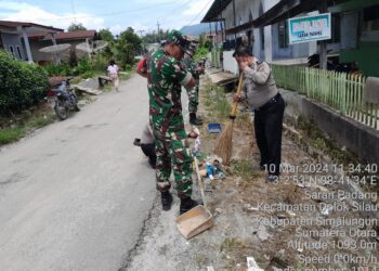 Kapolsek dan Babinsa Dolok Silau Gelar Gotong Royong Membersihkan Masjid Jamiq