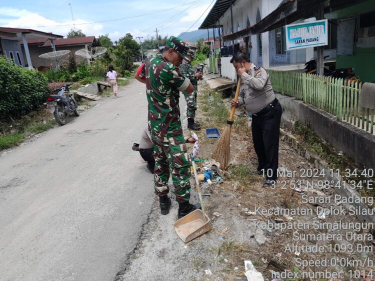 Kapolsek dan Babinsa Dolok Silau Gelar Gotong Royong Membersihkan Masjid Jamiq