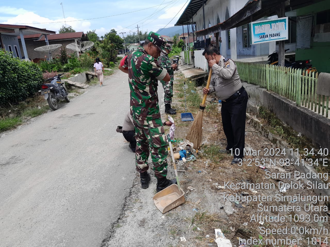 Kapolsek dan Babinsa Dolok Silau Gelar Gotong Royong Membersihkan Masjid Jamiq
