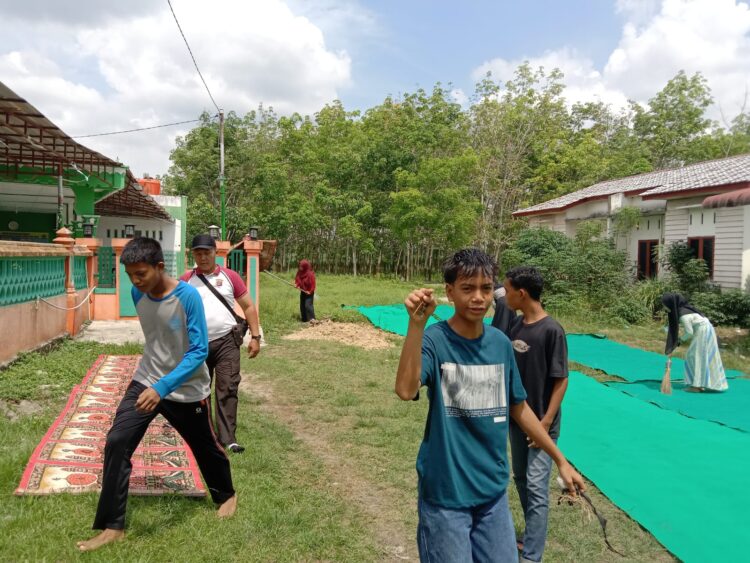 Polri Peduli Masyarakat, Polsek Perdagangan Gelar Bakti Sosial di Masjid Al Mukhlisin