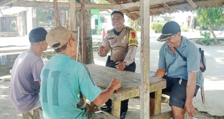  Polsek Kotarih Duduk Bersama Warga Sampaikan Edukasi Imbauan Kamtibmas