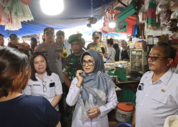 Wakapolres Pematang Siantar Bersama Forkopimda Sidak Pasar, Stok Sembako Aman