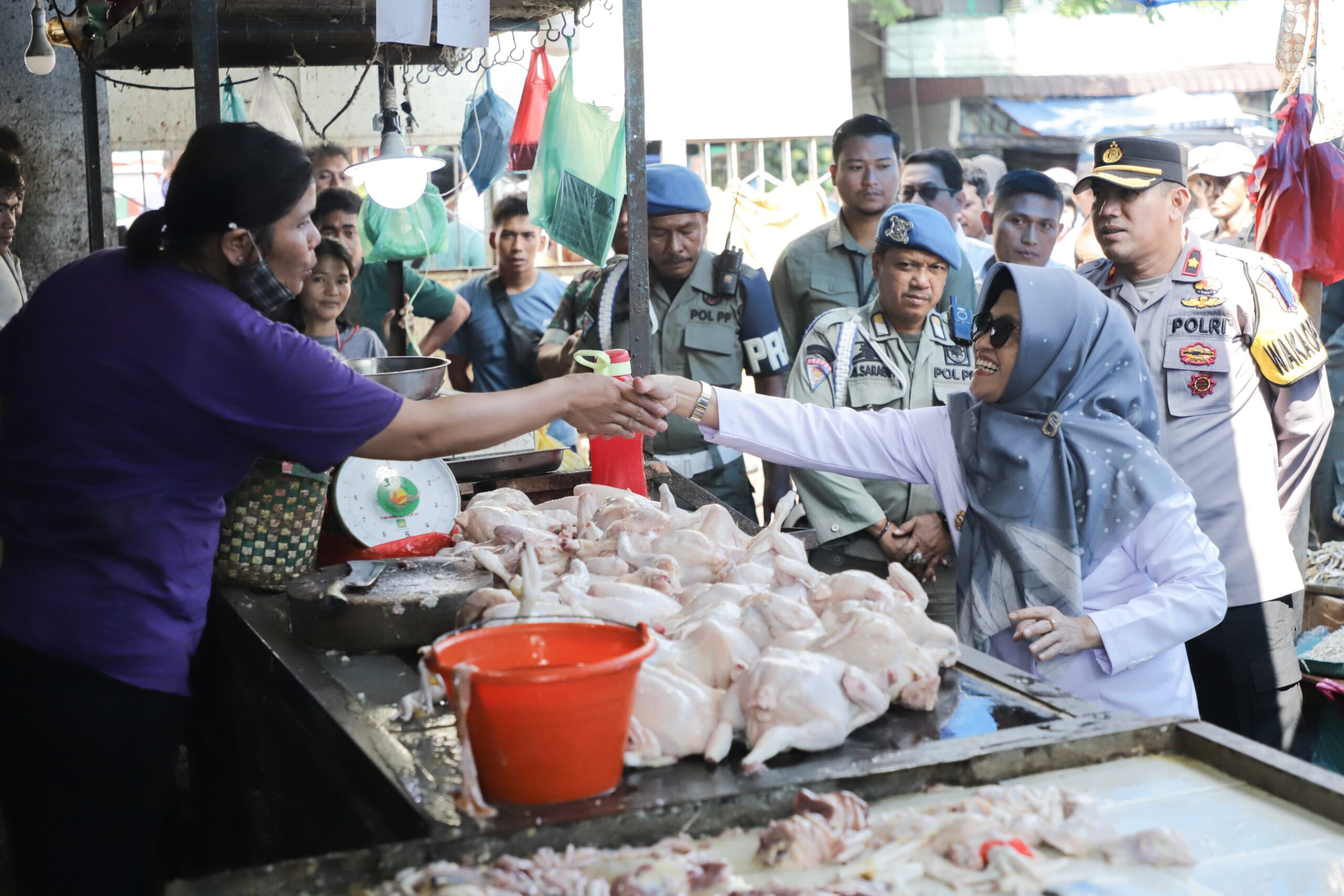 Sidak Harga Dan Stok Sembako, Wali Kota Siantar Disambut Para Pedagang Pasar Dwikora dan Pasar Horas