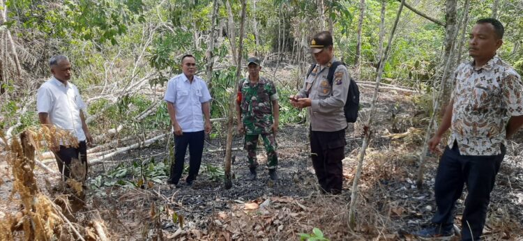 Tim Gabungan Polsek Silou Kahean Sukses Kendalikan Kebakaran Hutan di Nagori Sinasih