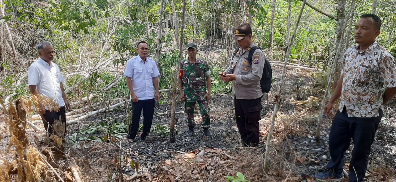 Tim Gabungan Polsek Silou Kahean Sukses Kendalikan Kebakaran Hutan di Nagori Sinasih Tim Gabungan Polsek Silou Kahean Sukses Kendalikan Kebakaran Hutan di Nagori Sinasih