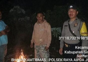 Polsek Raya Padamkan Kebakaran Lahan di Desa Siporkas