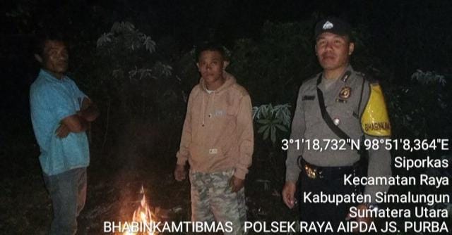 Polsek Raya Padamkan Kebakaran Lahan di Desa Siporkas Polsek Raya Padamkan Kebakaran Lahan di Desa Siporkas