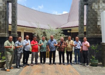 Ikut Bertarung di Pemilihan Walikota Siantar 2024, dr Tuahman Purba Silaturahmi ke Ephorus GKPS 