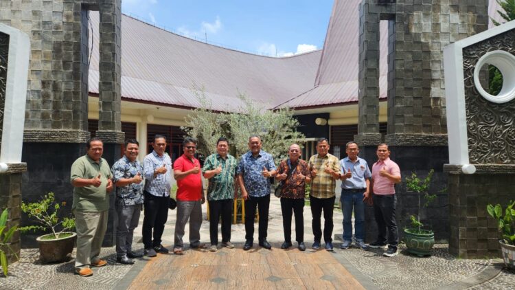 Ikut Bertarung di Pemilihan Walikota Siantar 2024, dr Tuahman Purba Silaturahmi ke Ephorus GKPS 