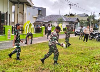 Anggota Koramil 1503-03/Dobo dan Polres Aru Bersama Warga Laksanakan Jumat Bersih Bersihkan Masjid di Desa Siwalima