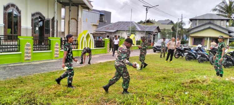 Anggota Koramil 1503-03/Dobo dan Polres Aru Bersama Warga Laksanakan Jumat Bersih Bersihkan Masjid di Desa Siwalima