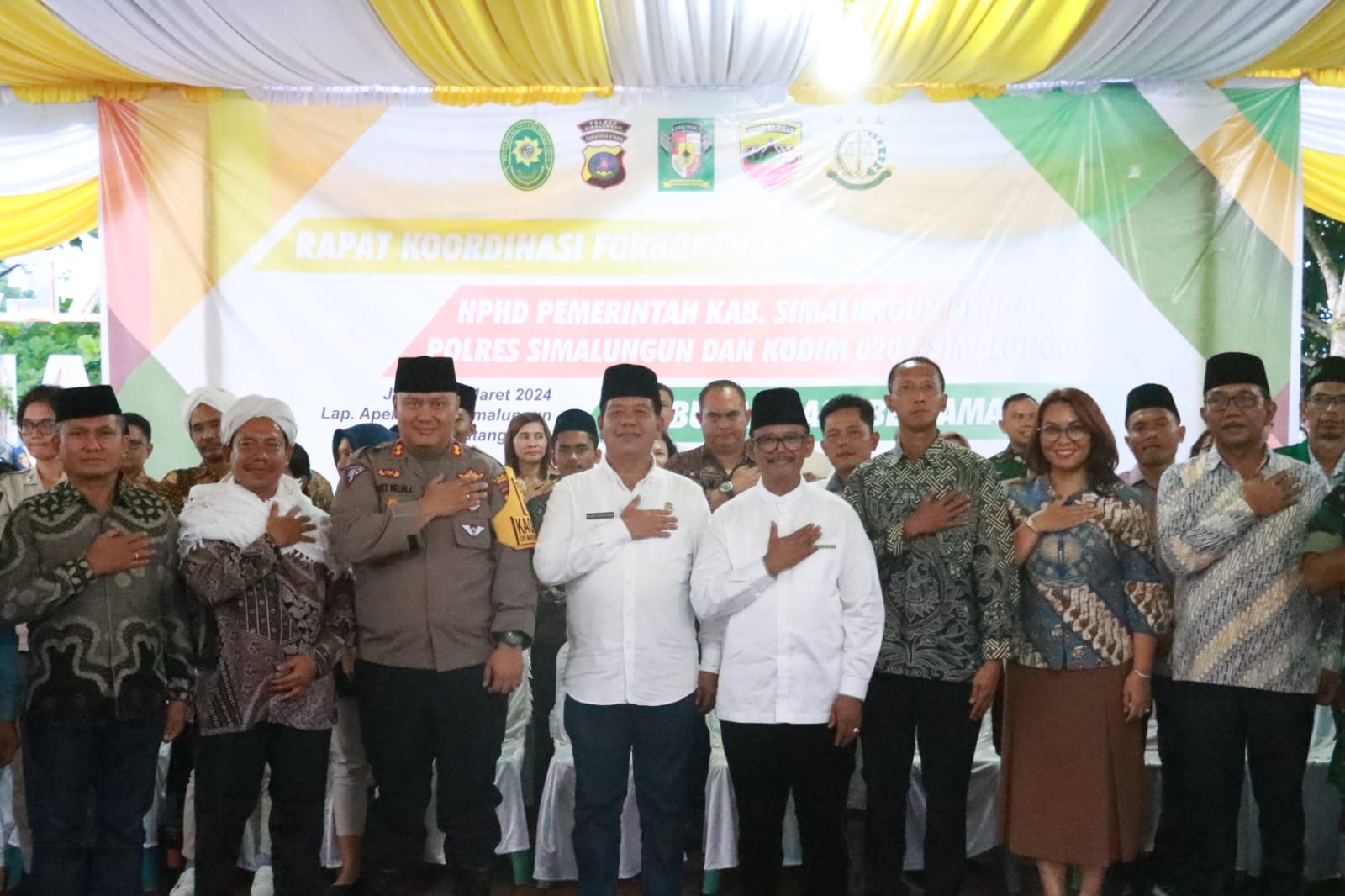 Kapolres dan Fokopimda Simalungun Buka Puasa Bersama untuk Perkuat Silaturahmi dan Toleransi Antar Umat Beragama Kapolres dan Fokopimda Simalungun Buka Puasa Bersama untuk Perkuat Silaturahmi dan Toleransi Antar Umat Beragama