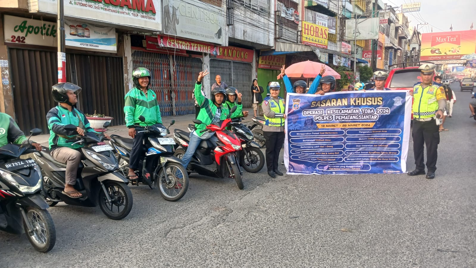 Ops Keselamatan Toba 2024, Sat Lantas Polres Pematangsiantar Himbau Kamseltibcar Lantas Kepada Community Kendaraan Bermotor Ops Keselamatan Toba 2024, Sat Lantas Polres Pematangsiantar Himbau Kamseltibcar Lantas Kepada Community Kendaraan Bermotor